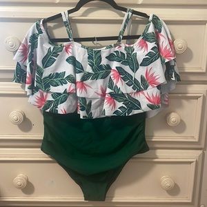 𝅺NWOT Lovely 2-piece swim suit